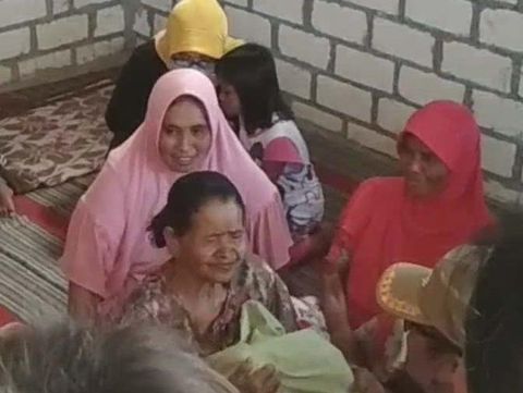 Kisah Nenek 80 Tahun di Lamongan Tinggal di Tetangga Karena Rumahnya Ludes Terbakar