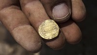 Berat koin-koin ini 845 gram. Yang masih misterius adalah, siapa pemilik koin dan mengapa ia tak mengambil koin emas tersebut.