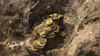 Seperti diketahui, Kekhalifahan Abbasiyah muncul sebagai kekuatan menggantikan dinasti Umayyah pada 750. Pusat kekhalifahan ada di Baghdad, yang sekarang menjadi ibu kota Irak. Era keemasan antara lain dicapai ketika Khalifah Harun al-Rashid berkuasa pada 786-809. Era Kekhalifahan Abbasiyah berakhir menyusul penyerbuan bangsa Mongol pada 1258.