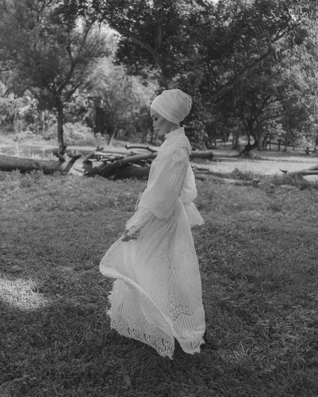 Barli pun mengungkap bahwa Mirembe Dress ini merupakan salah satu favoritnya. Dikatakan jika gaun yang diperagakan oleh Okki Asokawati ini dapat mewakili kecantikan yang klasik. Foto: Instagram @barliasmara.id