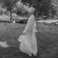 Barli pun mengungkap bahwa Mirembe Dress ini merupakan salah satu favoritnya. Dikatakan jika gaun yang diperagakan oleh Okki Asokawati ini dapat mewakili kecantikan yang klasik. Foto: Instagram @barliasmara.id