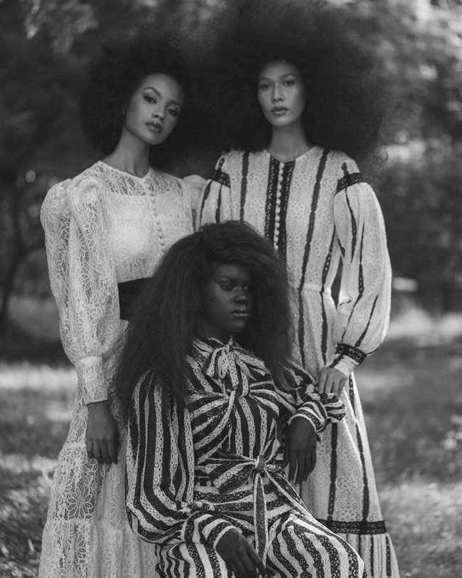 Dalam foto lainnya, terlihat bahwa kebanyakan dress lain bermaterial renda. Dengan potongan lengan bervolume hingga aksentuasi ikat atau pita yang membuatnya ultra feminin. Foto: Instagram @barliasmara.id