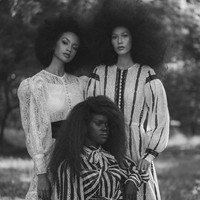 Dalam foto lainnya, terlihat bahwa kebanyakan dress lain bermaterial renda. Dengan potongan lengan bervolume hingga aksentuasi ikat atau pita yang membuatnya ultra feminin. Foto: Instagram @barliasmara.id