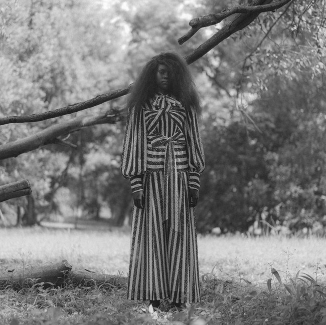 Selain desain dress yang cantik, salah satu hal unik dari koleksi kali ini adalah Barli menampilkan sebagian besar model kampanyenya dengan tatanan rambut afro seolah menonjolkan kecantikan wanita-wanita dari Timur.  Instagram @barliasmara.id