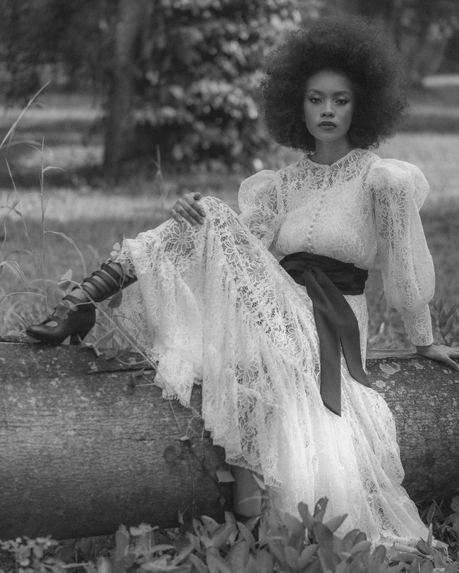 Dalam postingan di Instagram Barlie, koleksi Unchained dijelaskan sebagai rangkaian busana yang terinspirasi dari oleh individu-individu berani mengekspresikan diri. Dilihat dari nama koleksinya, tampaknya koleksi ini ditujukan untuk mereka yang ingin membebaskan diri dari belenggu dan tampil jadi diri sendiri. Foto: Instagram @barliasmara.id