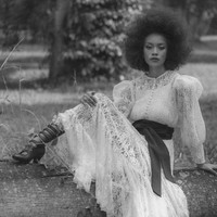 Dalam postingan di Instagram Barlie, koleksi Unchained dijelaskan sebagai rangkaian busana yang terinspirasi dari oleh individu-individu berani mengekspresikan diri. Dilihat dari nama koleksinya, tampaknya koleksi ini ditujukan untuk mereka yang ingin membebaskan diri dari belenggu dan tampil jadi diri sendiri. Foto: Instagram @barliasmara.id