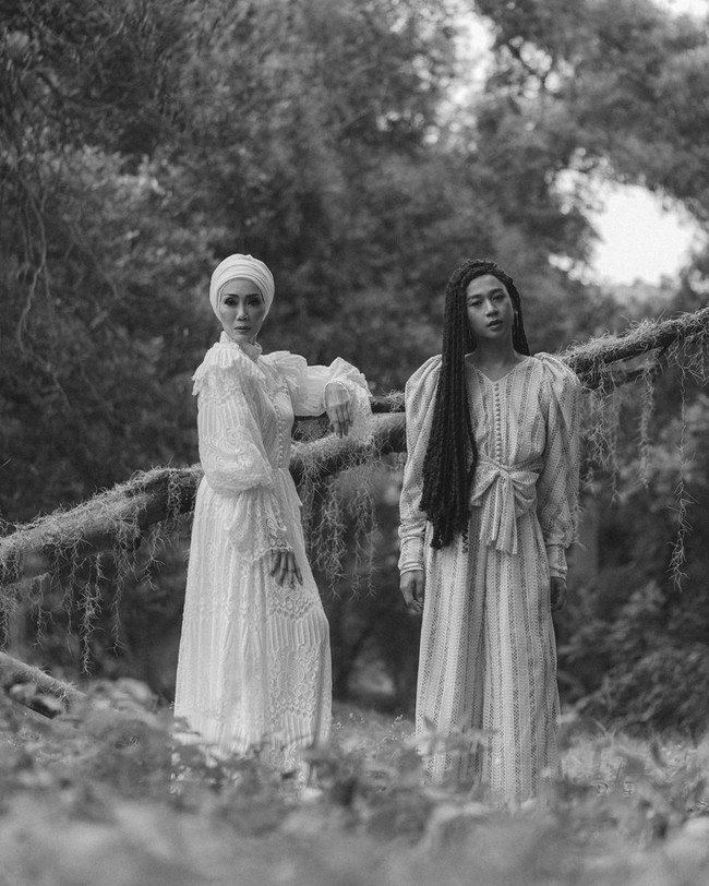 Sesuai dengan ciri khas busana Barli Asmara selama ini, Unchained menonjolkan sisi feminin yang kuat. Kal ini hal tersebut diwujudkan dengan hadirnya dress maksi dan jumpsuit dengan potongan dan desain yang mencuri atensi. Foto: Instagram @barliasmara.id