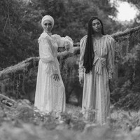 Sesuai dengan ciri khas busana Barli Asmara selama ini, Unchained menonjolkan sisi feminin yang kuat. Kal ini hal tersebut diwujudkan dengan hadirnya dress maksi dan jumpsuit dengan potongan dan desain yang mencuri atensi. Foto: Instagram @barliasmara.id