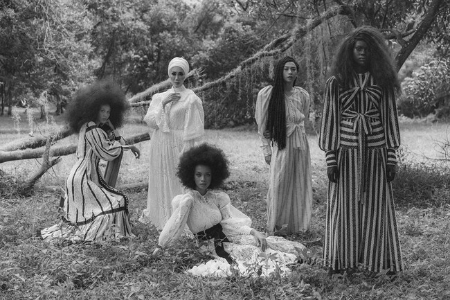 Kepergian Barli yang mendadak mengagetkan dunia fashion. Terlebih belum lama ini pria yang meninggal di usia 42 tahun tersebut baru saja mengeluarkan koleksi terbarunya yang dinamakan Unchained. Foto: Instagram @barliasmara.id