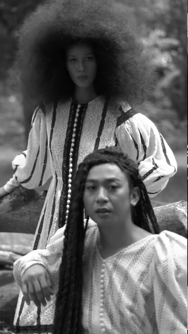 Kampanye dari koleksi Unchained diperagakan oleh model senior berhijab Okkie Asokawati dan influencer Jovi Adhiguna yang tampil beda dengan tatanan rambut kepang. Foto: Instagram @barliasmara.id