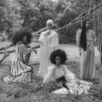 Kepergian Barli yang mendadak mengagetkan dunia fashion. Terlebih belum lama ini pria yang meninggal di usia 42 tahun tersebut baru saja mengeluarkan koleksi terbarunya yang dinamakan Unchained. Foto: Instagram @barliasmara.id