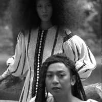 Kampanye dari koleksi Unchained diperagakan oleh model senior berhijab Okkie Asokawati dan influencer Jovi Adhiguna yang tampil beda dengan tatanan rambut kepang. Foto: Instagram @barliasmara.id