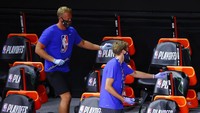 Para pemain Bucks menolak keluar dari ruang ganti, dan pemain Magic sendiri akhirnya kembali ke ruang gantinya juga. AP Photo/Kevin C. Cox  