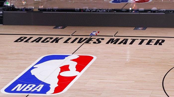 Laga Playoff NBA Diboikot Orlando Magic assistant coach Mike Batiste looks on before Game 5 of an NBA basketball first-round playoff series, Wednesday, Aug. 26, 2020, in Lake Buena Vista, Fla. NBA players made their strongest statement yet against racial injustice Wednesday when the Milwaukee Bucks didnβt take the floor for their playoff game against the Orlando Magic. (Kevin C. Cox/Pool Photo via AP)