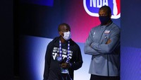 Pelatih tim Bucks, Mike Budenholzer, mengatakan ia dan para pemainnya sangat terganggu dengan apa yang terjadi. AP Photo/Kevin C. Cox  