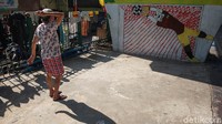 Dia rutin melakukan olahraga ringan untuk memperkuat imun tubuh, terutama saat masa pandemi Corona.