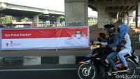 Spanduk kampanye Ayo Pakai Masker, dari Presiden Joko Widodo (Jokowi), terpasang di sejumlah titik di wilayah Jakarta.