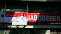 Spanduk Jokowi memakai masker terpasang di sebuah JPO di Jakarta, Kamis (27/8).