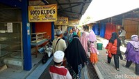 Diketahui, selama pandemi pedagang mengalami kerugian yang cukup parah. Hal ini seperti yang dialami salah satu pedagang oleh-oleh khas Kudus di Kompleks Terminal Wisata Bakalan Krapyak, Slamet Riyanto (52). Dia mengaku selama enam bulan tidak bisa bekerja. Bahkan barang dagangan berupa jajanan khas Kudus membusuk dan tidak bisa dijual.