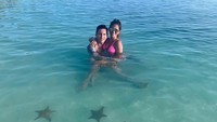 Lionel Messi dan Antonela Roccuzzo terlihat plesiran di pantai itu dengan yacht. (Instagram Antonela Roccuzzo)