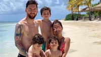 Pantai Ibiza memang pilihan liburan pemain Barcelona.   (Instagram Antonela Roccuzzo)