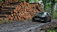 Peningkatan tenaga itu dicapai dengan menggunakan sistem penyaringan udar berperforma tinggi dan intercooler yang dibuat khusus. Pulley dua supercharger-nya di-upgrade sehingga mengalirkan lebih banyak udara ke ruang pembakaran. Foto: Lister Stealth