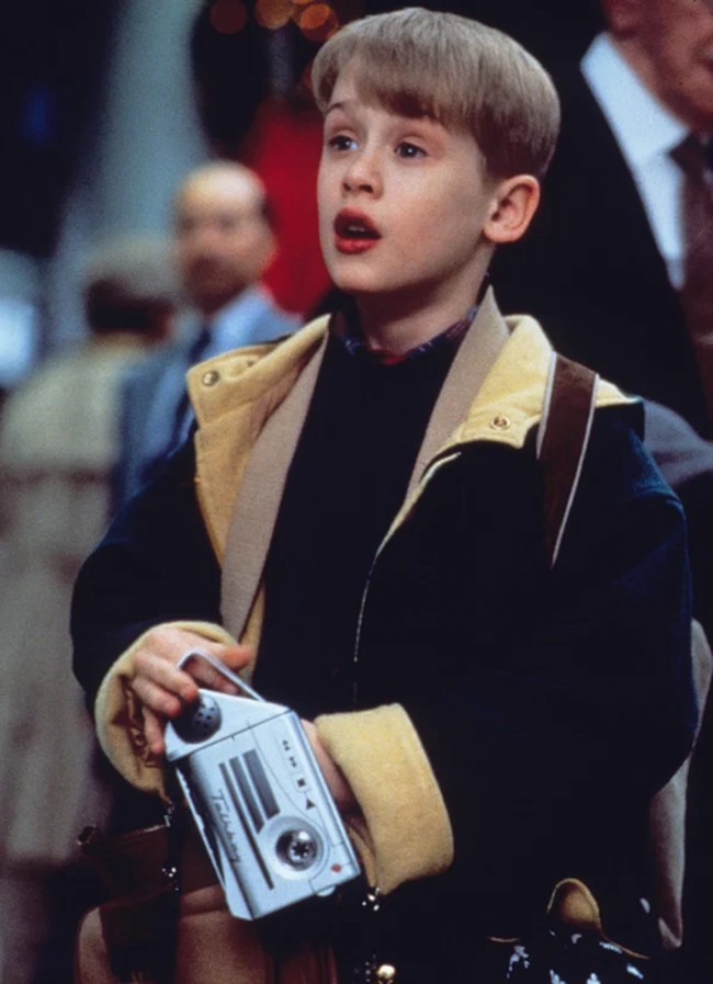 Pada 1992, Macaulay Culkin kembali memerankan Kevin di sekuel Home Alone: Lost In New York. Ini merupakan seri film Home Alone terakhirnya karena dia tak lagi menjadi Kevin di sekuel ketiga dan empat. Foto: Instagram
