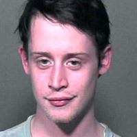 Seiring ketenaran yang makin pudar, nasibnya juga miris. Pada 2004 Culkin ditangkap kepolisian Oklahoma karena kepemilikan obat-obatan. Ia dipenjara selama tiga tahun setelah mengakui perbuatannya. Foto: AFP