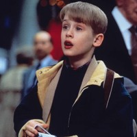 Pada 1992, Macaulay Culkin kembali memerankan Kevin di sekuel Home Alone: Lost In New York. Ini merupakan seri film Home Alone terakhirnya karena dia tak lagi menjadi Kevin di sekuel ketiga dan empat. Foto: Instagram