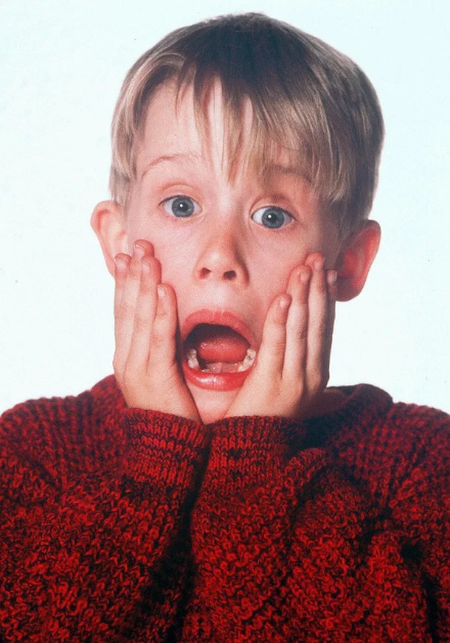 Macaulay Culkin populer sebagai Kevin di film Home Alone yang rilis pada 1990. Ia berperan sebagai Kevin, bocah 8 tahun yang tertinggal sendirian di rumah saat keluarganya pergi ke Paris untuk liburan Natal. Ia pun harus menghadapi komplotan maling yang mencoba mencuri di rumahnya. Foto: Instagram