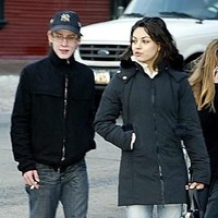 Pada 2002, Culkin terlibat asmara dengan aktris Mila Kunis. Hubungan mereka bertahan cukup lama hingga delapan tahun. Keduanya putus di akhir 2010 dan kini Mila menikah dengan Ashton Kutcher. Foto: AFP