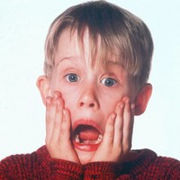 Macaulay Culkin populer sebagai Kevin di film Home Alone yang rilis pada 1990. Ia berperan sebagai Kevin, bocah 8 tahun yang tertinggal sendirian di rumah saat keluarganya pergi ke Paris untuk liburan Natal. Ia pun harus menghadapi komplotan maling yang mencoba mencuri di rumahnya. Foto: Instagram