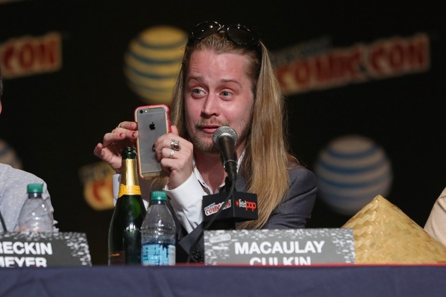 Ini penampilan Macaulay Culkin saat berusia 35 tahun. Ia hadir di konferensi pers serial Adult Swim Panel: Robot Chicken pada Oktober 2015. Berambut gondrong, penampilannya mengejutkan. Foto: AFP