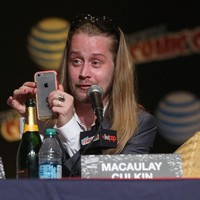Ini penampilan Macaulay Culkin saat berusia 35 tahun. Ia hadir di konferensi pers serial Adult Swim Panel: Robot Chicken pada Oktober 2015. Berambut gondrong, penampilannya mengejutkan. Foto: AFP