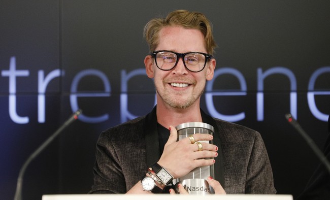 Ini penampakan terbaru Macaulay Culkin pada Agustus 2019. Berkacamata, sang aktor menjadi salah satu pendiri Bunny Ears, sebuah media startup tentang gaya hidup. Foto: AFP