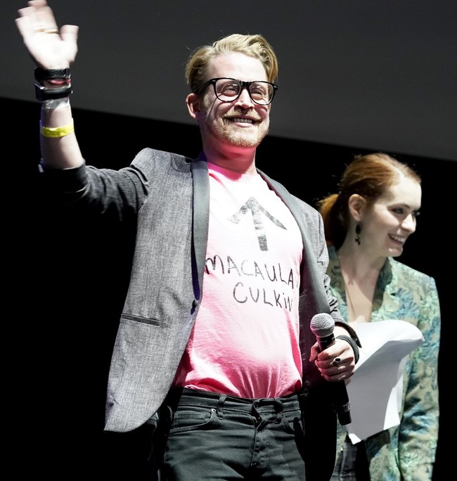 Macaulay Culkin kembali tampil di konferensi pers season 10 serial Robot Chicken oada 2019. Di usia 39 tahun, penampilannya tampak lebih segar dari sebelumnya dengan tubuh lebih berisi dan potongan rambut pendek. Foto: AFP