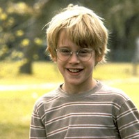 Setelah Home Alone, pada 1991 Macaulay Culkin kembali menarik perhatian lewat film drama romantis My Girl, sebagai anak lelaki polos yang menyukai tetangga barunya. Dia beradu akting dengan aktris Anna Chlumsky dan Jamie Lee Curtis.  Foto: Instagram