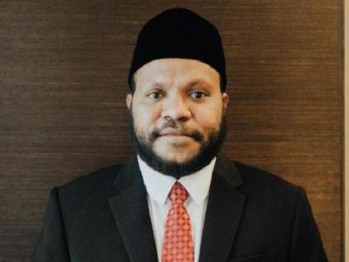 Anggota Komisi VII DPR dari Fraksi PKB, Marthen Douw, menggebrak meja saat rapat dengan mitranya. Siapa Marthen?