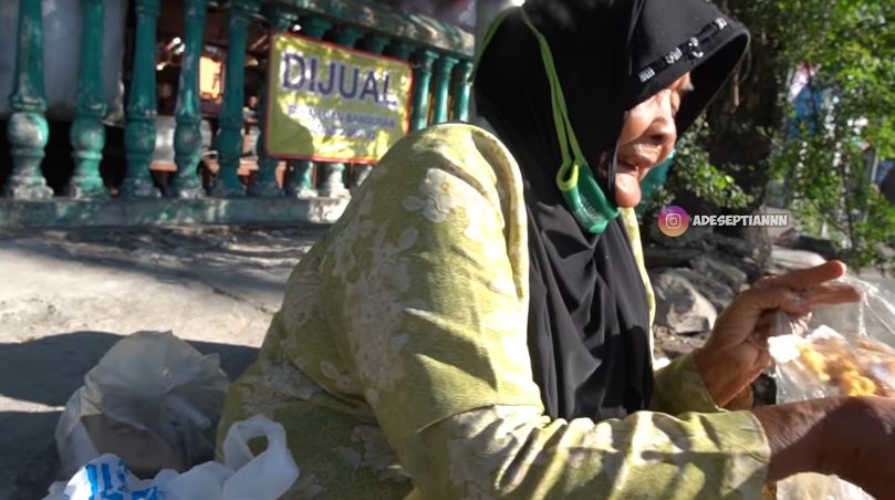 Kisah Sedih Nenek 82 Tahun Jualan Peyek