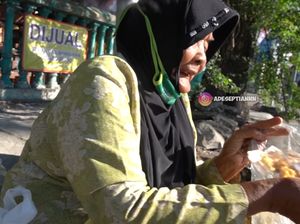 Hidup Sebatang Kara, Nenek 82 Tahun Ini Masih Semangat Jualan Peyek