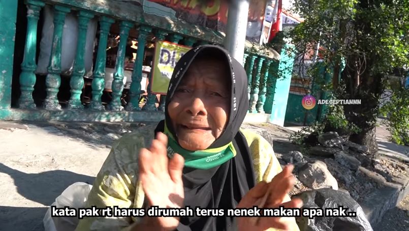 Kisah Sedih Nenek 82 Tahun Jualan Peyek