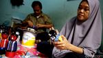 Melihat Pembuatan Ondel-ondel dari Botol Minuman Bekas