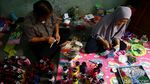 Melihat Pembuatan Ondel-ondel dari Botol Minuman Bekas