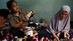 Melihat Pembuatan Ondel-ondel dari Botol Minuman Bekas