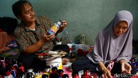 Untuk harganya, ondel-ondel tersebut dibanderol Rp 30 ribu sepasang.