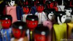 Melihat Pembuatan Ondel-ondel dari Botol Minuman Bekas