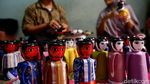 Melihat Pembuatan Ondel-ondel dari Botol Minuman Bekas