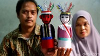 Guruh Hariman dan Gesti menunjukkan ondel-ondel hasil buatan mereka di Tangerang, Banten, Kamis (27/8/2020).
