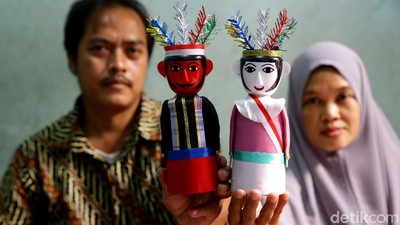 Melihat Pembuatan Ondel-ondel dari Botol Minuman Bekas