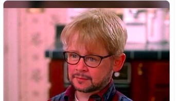 Culkin baru berusia 10 tahun saat Home Alone ditayangkan di bioskop pada tahun 1991 dan menjadi film ikonik sampai saat ini. Dia berperan sebagai bocah bernama Kevin McCllister yang sukses membodohi para penjahat yang menyatroni rumahnya saat dia sendirian. Foto: Twitter